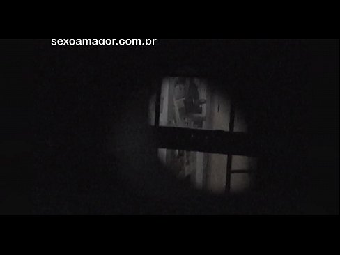 ❤️ Blondie wird heimlich von einem Voyeur aus der Nachbarschaft gefilmt, der sich hinter Hohlblocksteinen versteckt ️❌ Porno fb bei uns ️❤